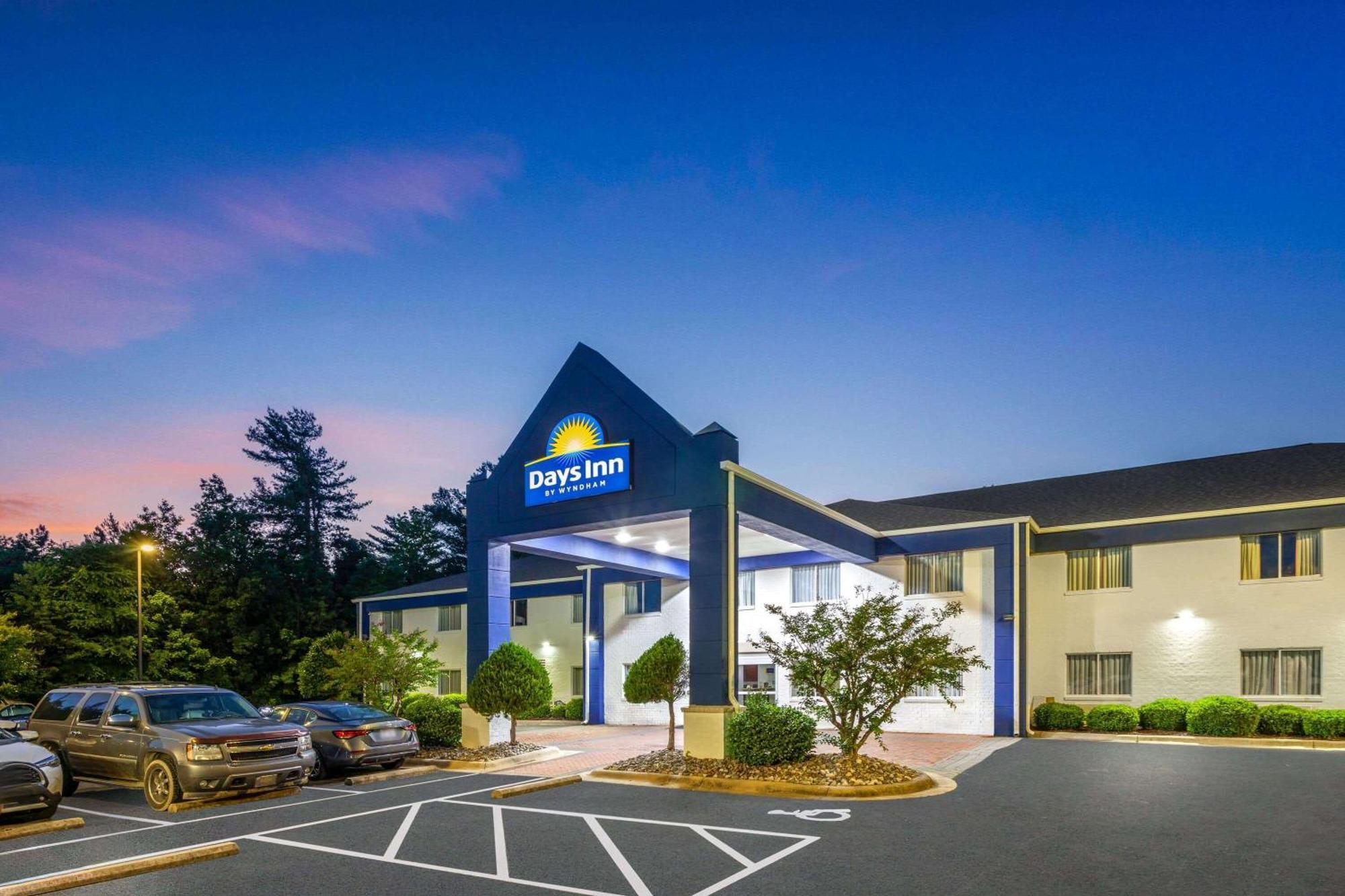 Days Inn & Suites By Wyndham Siler City Eksteriør billede